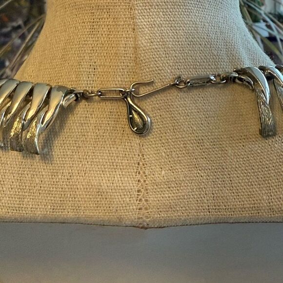 Coro Signed Vintage Cloverleaf Silver Tone Collar Necklace. 1960’s. - Picture 4 of 6